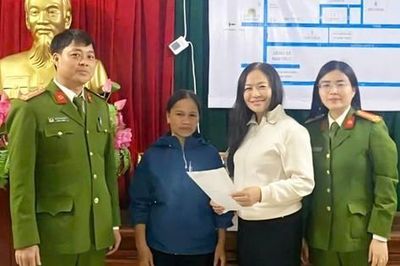 Người phụ nữ Ninh Bình vui mừng nhận lại 100 triệu đồng chuyển khoản nhầm