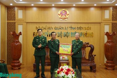 Thượng tướng Lê Đức Thái thăm, tặng quà cán bộ, chiến sĩ Ban Chỉ huy Bộ đội Biên phòng tỉnh Điện Biên