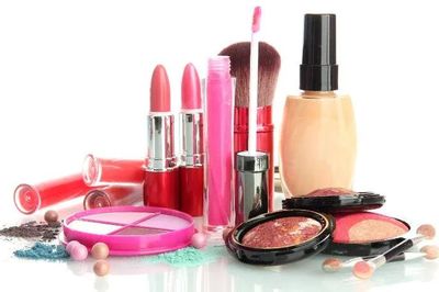 Thu hồi, tiêu hủy gần 300 loại mỹ phẩm có chất gây nguy hại cho sinh sản