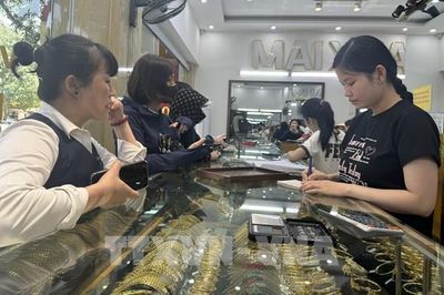 Giá vàng hôm nay 3/3 giảm 1,5 triệu đồng/lượng