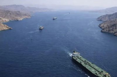 IRGC dọa đốt cháy tàu qua eo biển Hormuz, nguy cơ địa chính trị leo thang và sự tác động toàn cầu