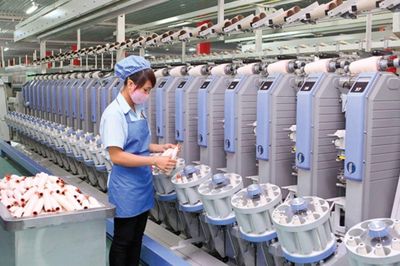 Chi 17 tỷ USD nhập khẩu vải, dệt may Việt Nam vẫn 'mắc kẹt' phận gia công