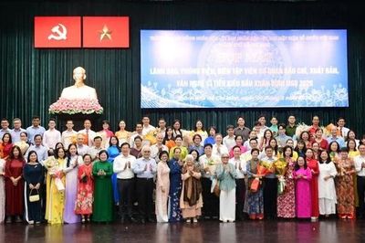 Họp mặt lãnh đạo, phóng viên, biên tập viên báo chí, xuất bản, văn nghệ sĩ tiêu biểu đầu xuân Bính Ngọ