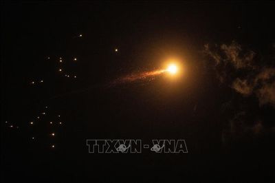 Iran phóng nhiều đợt tên lửa trong đêm; Israel không kích quy mô lớn