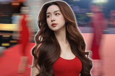 Bảo Ngọc diện váy đỏ nổi bần bật, tự tin khoe chân dài khi sải bước trên sàn runway