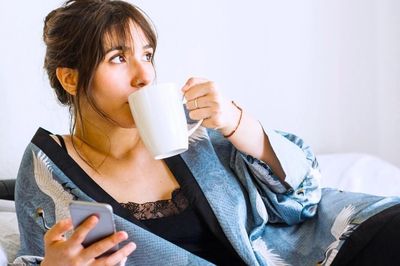 Càng uống cà phê càng mệt: Sai lầm từ thời điểm nạp caffeine