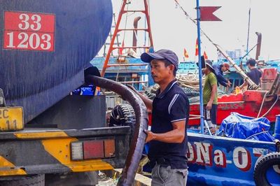 Kích hoạt nhiều giải pháp kềm giá xăng, dầu
