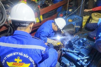 Trung tâm dịch vụ Hậu cần - Kỹ thuật đảo Trường Sa sửa chữa tàu cá gặp sự cố