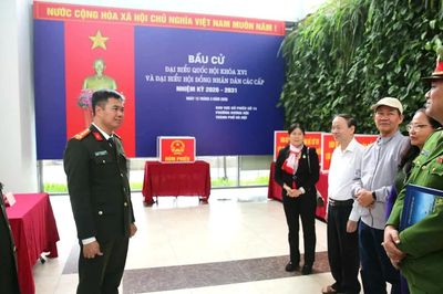 Công an Hà Nội đồng loạt kiểm tra, bảo đảm an toàn khu vực bỏ phiếu