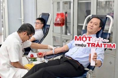 Hiến máu tình nguyện với chủ đề 'Từ Blouse trắng đến giọt máu hồng'