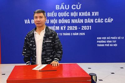 Hình ảnh gây xúc động của NSND Công Lý tại điểm bầu cử