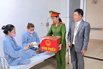 Hành trình đặc biệt của những hòm phiếu phụ