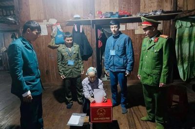 Cao Bằng: Cử tri cao tuổi nhất xã Cần Yên thực hiện quyền cử tri