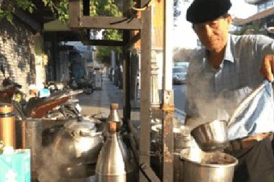 Nghe chuyện về những chiếc xe đẩy bán cà phê ở TPHCM