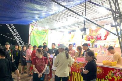 Vạch trần chiêu lừa bốc thăm trúng thưởng để 'móc túi' du khách tại hội chợ