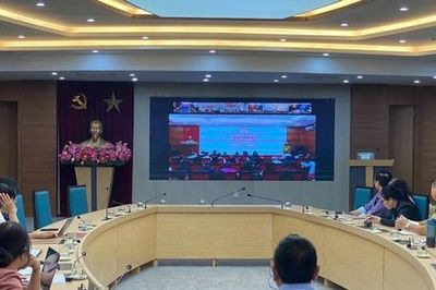 Cán bộ Mặt trận xã Gia Lâm nghe thời sự trong nước và quốc tế