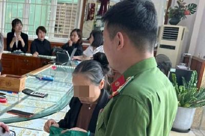 Cụ bà mang 19 chỉ vàng đi bán để chuyển tiền cho kẻ lừa đảo