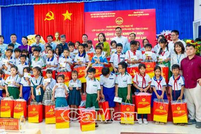 Học viện Chính trị Quốc gia Hồ Chí Minh trao 50 suất quà cho học sinh