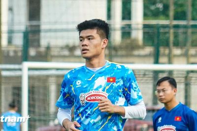 Trung vệ cao 1m95 Đinh Quang Kiệt tự tin chống bóng bổng ở Giải CFA Team China