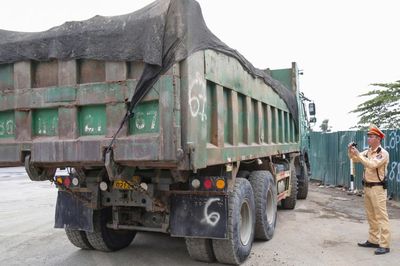 Hà Nội: CSGT xử lý hàng chục xe tải làm rơi bùn đất xuống đường, gây mất an toàn