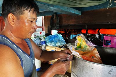 Sinh kế biển lung lay, trụ cột trong gia đình 'đổi chỗ'