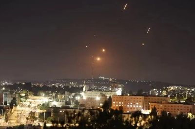 Iran phóng tên lửa vào thị trấn 'đặt cơ sở hạt nhân' của Israel