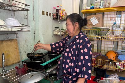 Nghẹn lòng cảnh người phụ nữ ung thư đeo ống dẫn lưu, lủi thủi nấu bữa trưa