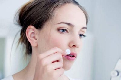 Có nên dùng miếng dán mụn sau khi nặn mụn không?