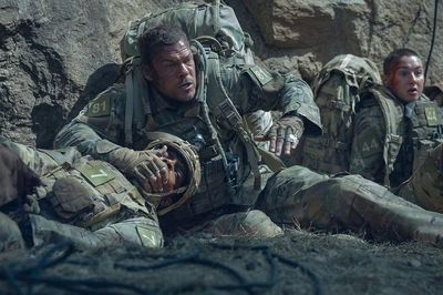 Bom tấn hành động War Machine mở đầu rất cuốn, nhưng dần trở nên tầm thường
