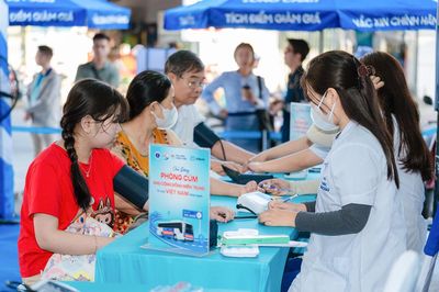 Long Châu cùng Abbott tiêm cúm miễn phí cho người dân miền Trung