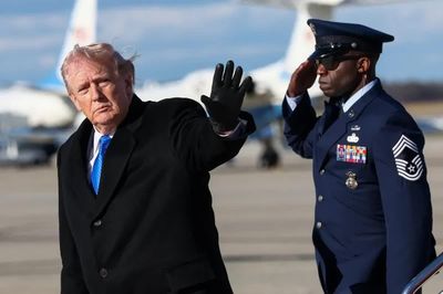 Cú 'quay xe' của ông Trump và ngoại giao bóng tối