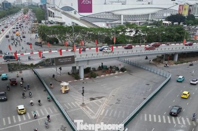 Rào chắn tại nút giao Cổ Linh để phục vụ dự án thi công hầm chui