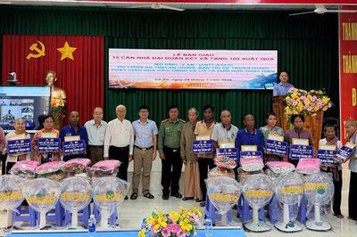 Bàn giao 15 căn nhà Đại đoàn kết cho người dân xã Cô Tô