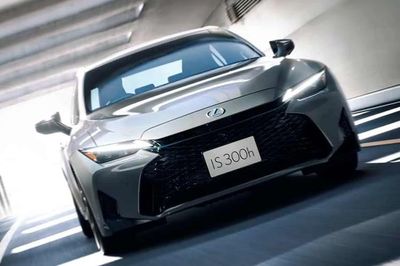 Chi tiết Lexus IS300h 2026 giá 2,29 tỷ đồng, 'hồi sinh' về Việt Nam?