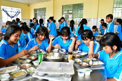 Chăm lo bữa ăn học đường