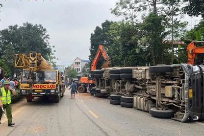Phú Thọ: Xe tải lật đè ô tô, xe máy, 2 phụ nữ tử vong tại chỗ