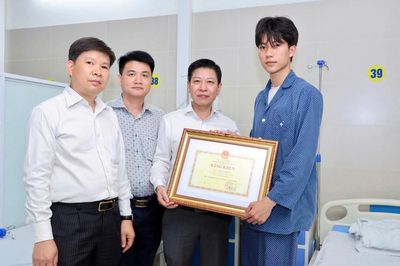 Bộ Giáo dục và Đào tạo khen thưởng sinh viên lao vào đám cháy cứu người