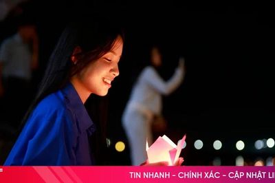 5.000 hoa đăng thắp sáng sông Vịnh tưởng niệm Chế Thắng phu nhân