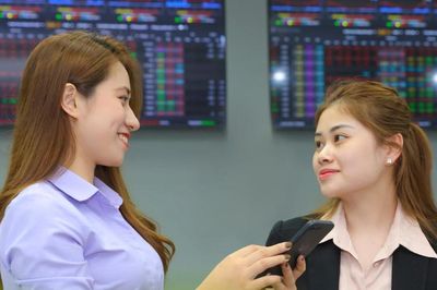 Người chơi chứng khoán lãi thật trong 'ngày nói dối'