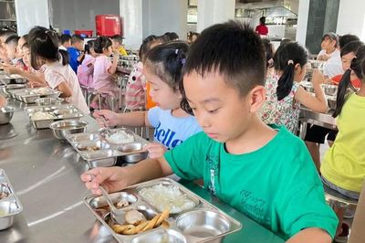 Hà Nội yêu cầu rà soát toàn bộ quy trình tổ chức bữa ăn bán trú