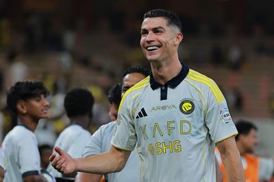 Ronaldo đột nhiên bị 'đòi nợ'