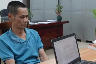Bắt quả tang đối tượng mang súng đi tiêu thụ