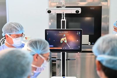 Lần đầu tiên miền Trung, robot tích hợp trí tuệ nhân tạo được ứng dụng trong phẫu thuật thay khớp gối