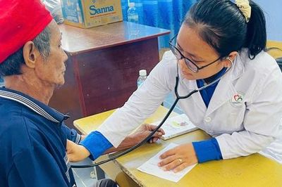 Ngày Sức khỏe toàn dân 7/4: Thầy thuốc về làng chăm lo sức khỏe cộng đồng