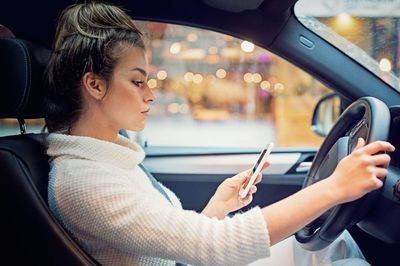 Vấn nạn lướt TikTok khi đang lái xe