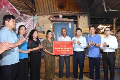 Hỗ trợ làm nhà Đại đoàn kết cho 2 hộ gia đình có hoàn cảnh khó khăn