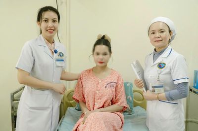 Bóc tách thành công khối u nang buồng trứng 14cm cho cô gái trẻ