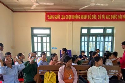Băng rừng hỗ trợ người dân tiếp cận dịch vụ số