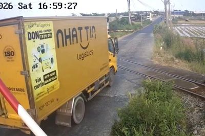 [CLIP] Thót tim cảnh xe container, xe tải vượt rào chắn đường sắt