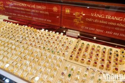 Giá vàng ngày 16/4: Trong nước giảm mạnh, thế giới tiếp đà tăng